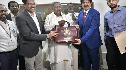 ಲಿಡ್ಕರ್ ಸಂಸ್ಥೆಯ ಬ್ಯಾಗ್ ನಲ್ಲಿ ಬಜೆಟ್ ಪ್ರತಿ ತಂದ ಸಿಎಂ ಸಿದ್ದಪಾಮಯ್ಯ