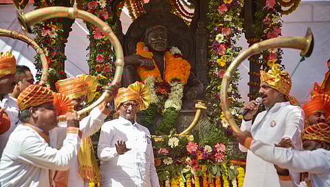 ಶರದ್ ಪವಾರ್ ಅವರು ರಾಯಗಢ ಜಿಲ್ಲೆಯ ರಾಯಗಢ ಕೋಟೆಯಲ್ಲಿ ಪಕ್ಷದ ಹೊಸ ಚಿಹ್ನೆಯನ್ನು ಅನಾವರಣಗೊಳಿಸಿದರು.
