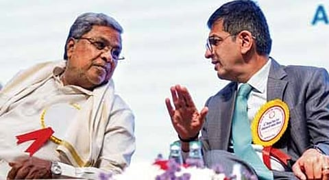 ಭಾರತದ ಮುಖ್ಯ ನ್ಯಾಯಮೂರ್ತಿ ಡಿ ವೈ ಚಂದ್ರಚೂಡ್ ಮತ್ತು ಮುಖ್ಯಮಂತ್ರಿ ಸಿದ್ದರಾಮಯ್ಯ.