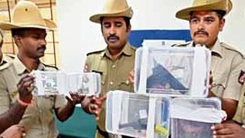 ಬಂಧಿತ ಆರೋಪಿಗಳಿಂದ ವಶ ಪಡಿಸಿಕೊಂಡ ಆಯುಧಗಳು