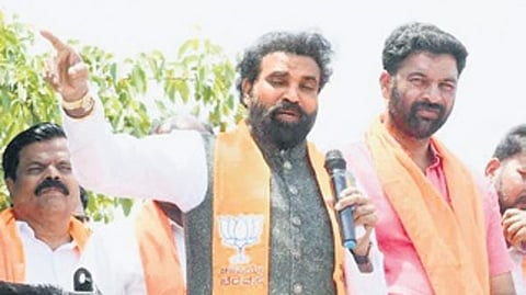 ಬಳ್ಳಾರಿಯಲ್ಲಿ ಪ್ರಚಾರ ನಡೆಸುತ್ತಿರುವ ಶ್ರೀರಾಮುಲು.