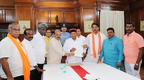 ರಾಜ್ಯಪಾಲರಿಗೆ ಮನವಿ ಪತ್ರ ಸಲ್ಲಿಸಿದ ಬಿಜೆಪಿ ನಾಯಕರು.