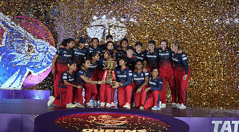 WPL 2024 ಫೈನಲ್ ಪಂದ್ಯದಲ್ಲಿ ಡೆಲ್ಲಿ ಕ್ಯಾಪಿಟಲ್ಸ್ (Delhi Capitals) ತಂಡವನ್ನು 8 ವಿಕೆಟ್ ಗಳಿಂದ ಸೋಲಿಸುವ ಮೂಲಕ ರಾಯಲ್ ಚಾಲೆಂಜರ್ಸ್ ಬೆಂಗಳೂರು (RCB) ಮೊದಲ ಬಾರಿಗೆ ಚಾಂಪಿಯನ್ ಪಟ್ಟ ಅಲಂಕರಿಸಿದೆ.