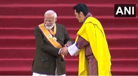 ಪ್ರಶಸ್ತಿ ಪಡೆಯುತ್ತಿರುವ ಪ್ರಧಾನಿ ಮೋದಿ