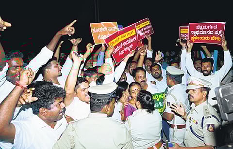 ಪ್ರತಿಭಟನಾನಿರತ ಕಾರ್ಯಕರ್ತರು.