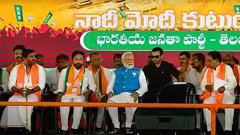ತೆಲಂಗಾಣದ ನಾಗರಕರ್ನೂಲ್‌ನಲ್ಲಿ ಲೋಕಸಭೆ ಚುನಾವಣೆಯ ಪೂರ್ವಭಾವಿ ಸಾರ್ವಜನಿಕ ಸಭೆಯಲ್ಲಿ ಕೇಂದ್ರ ಸಚಿವ ಮತ್ತು ತೆಲಂಗಾಣ ಬಿಜೆಪಿ ಅಧ್ಯಕ್ಷ ಜಿ. ಕಿಶನ್ ರೆಡ್ಡಿ ಮತ್ತು ಇತರರೊಂದಿಗೆ ಪ್ರಧಾನಿ ನರೇಂದ್ರ ಮೋದಿ