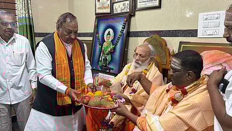 ಮೋದಿ ಕಾರ್ಯಕ್ರಮಕ್ಕೆ ಚಕ್ಕರ್, ಮಠಗಳಿಗೆ ಹಾಜರ್: ಯಾರಿಗೂ ಬಗ್ಗದ ಈಶ್ವರಪ್ಪ ಪ್ರಚಾರ ಆರಂಭ!