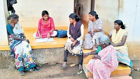 ಕೊರಗ ಸಮುದಾಯದ ಮಹಿಳೆಯರೊಂದಿಗೆ ಮಾತುಕತೆ ನಡೆಸುತ್ತಿರುವ ಕಲಾವತಿ.