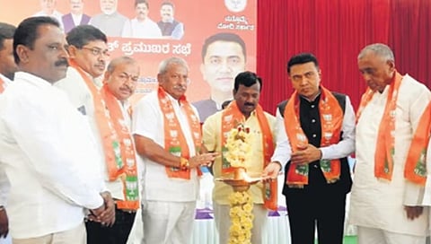 ಗೋವಾ ಮುಖ್ಯಮಂತ್ರಿ ಪ್ರಮೋದ್ ಸಾವಂತ್ (ಕಪ್ಪು ಕೋಟ್‌ನಲ್ಲಿ) ಗುರುವಾರ ದಾವಣಗೆರೆಯಲ್ಲಿ ಬಿಜೆಪಿ ಕಾರ್ಯಕ್ರಮದಲ್ಲಿ ಭಾಗವಹಿಸಿದರು. ಪಕ್ಷದ ಸ್ಥಳೀಯ ಮುಖಂಡರು ಇದ್ದಾರೆ.