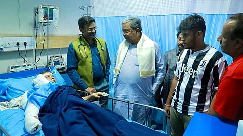 ಆಸ್ಪತ್ರೆಗೆ ಭೇಟಿ ನೀಡಿ ವೈದ್ಯರಿಂದ ಗಾಯಾಳುಗಳ ಆರೋಗ್ಯ ಸ್ಥಿತಿ ಬಗ್ಗೆ ಮಾಹಿತಿ ಪಡೆದ ಸಿಎಂ ಸಿದ್ದರಾಮಯ್ಯ 