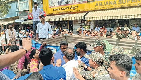 ಜಯನಗರದಲ್ಲಿ ಬೀದಿ ಬದಿ ವ್ಯಾಪಾರಿಗಳ ತೆರವುಗೊಳಿಸುತ್ತಿರುವ ಬಿಬಿಎಂಪಿ ಮಾರ್ಷಲ್‌ಗಳು.