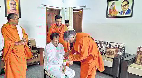 ವಾಲ್ಮೀಕಿ ಗುರುಪೀಠದ ಶ್ರೀ ಪ್ರಸನ್ನಾನಂದ ಸ್ವಾಮೀಜಿಗಳು ತುಮಕೂರು ಲೋಕಸಭಾ ಅಭ್ಯರ್ಥಿ ಎಸ್‌ಪಿ ಮುದ್ದಹನುಮೇಗೌಡ ಅವರ ಮಣಿಕಟ್ಟಿಗೆ ರಕ್ಷೆ ದಾರವನ್ನು ಕಟ್ಟಿದರು.