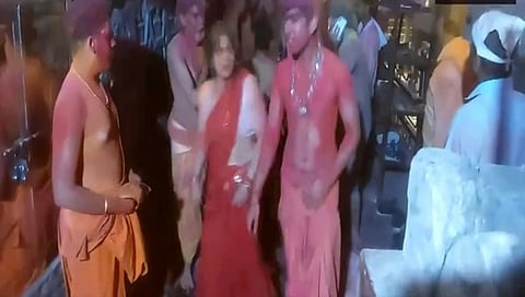 ಬೆಂಕಿಯಿಂದ ಗಾಯಗೊಂಡ ಅರ್ಚಕರು