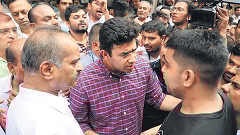 ಬಿಜೆಪಿ ಸಂಸದರಾದ ತೇಜಸ್ವಿ ಸೂರ್ಯ ಮತ್ತು ಪಿಸಿ ಮೋಹನ್ ಸೋಮವಾರ ಹಲ್ಲೆಗೊಳಗಾದ ವ್ಯಕ್ತಿಯನ್ನು ಭೇಟಿ ಮಾಡಿ, ಮಾತುಕತೆ ನಡೆಸಿದರು.