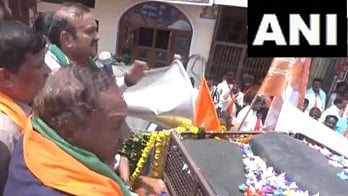 ನಾಮಪತ್ರ ಸಲ್ಲಿಕೆಗೆ ಮುನ್ನ ಮೆರವಣಿಗೆ ಸಾಗಿದ ಕೆ ಎಸ್ ಈಶ್ವರಪ್ಪ 
