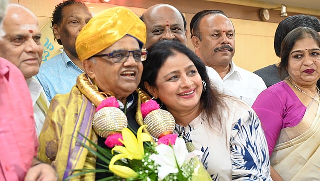 ದ್ವಾರಕೀಶ್ ಸನ್ಮಾನ ಕಾರ್ಯಕ್ರಮದಲ್ಲಿ ನಟಿಯರಾದ ಭವ್ಯ, ಪ್ರಮೀಳಾ ಜೋಷಾಯ್, ಭವ್ಯ ಮತ್ತಿತರರು.