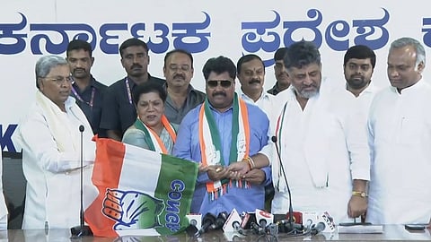 ಕಾರ್ಯಕ್ರಮದಲ್ಲಿ ಸಿಎಂ ಸಿದ್ದರಾಮಯ್ಯ ಹಾಗೂ ಡಿಸಿಎಂ ಡಿಕೆ ಶಿವಕುಮಾರ್ ಸಮ್ಮುಖದಲ್ಲಿ ಕಾಂಗ್ರೆಸ್ ಪಕ್ಷಕ್ಕೆ ಅಧಿಕೃತವಾಗಿ ಸೇರ್ಪಡೆಯಾದ ಮಾಲೀಕಯ್ಯ ಗುತ್ತೇದಾರ್, ಶಾರದಾ ಶೆಟ್ಟಿ.