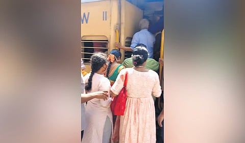 ಕೆಂಗೇರಿ ರೈಲ್ವೇ ನಿಲ್ದಾಣದಲ್ಲಿ ರೈಲು ಹತ್ತುತ್ತಿರುವ ಜನರು.