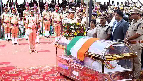 ಸಕಲ ಸರ್ಕಾರಿ ಗೌರವಗಳೊಂದಿಗೆ ಅಂತ್ಯಕ್ರಿಯೆ