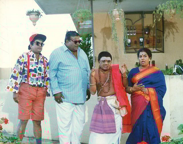 'ಏನೊಂದ್ರೆ '' ಚಿತ್ರದಲ್ಲಿ ಹಾಸ್ಯ ನಟರಾದ ಟೆನ್ನಿಸ್ ಕೃಷ್ಣ, ದೊಡ್ಡಣ್ಣ ಅವರೊಂದಿಗೆ ದ್ವಾರಕೀಶ್
