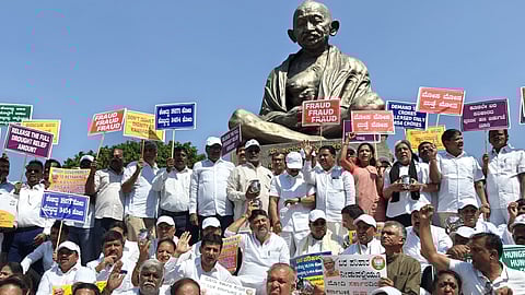 ರಾಜ್ಯ ಕಾಂಗ್ರೆಸ್ ನಾಯಕರಿಂದ ವಿಧಾನಸೌಧದ ಗಾಂಧಿ ಪ್ರತಿಮೆ ಮುಂದೆ ಪ್ರತಿಭಟನೆ 