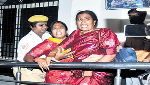 ವೇದಿಕೆಗೆ ನುಗ್ಗಿದ ಮಹಿಳೆಯರು