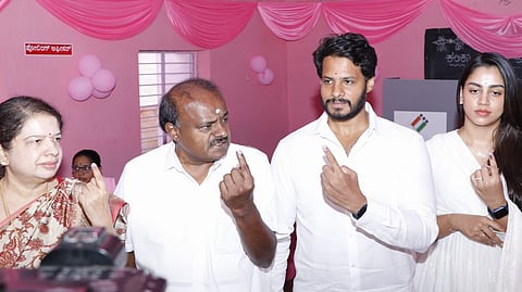 ಕೇತಗಾನಹಳ್ಳಿಯಲ್ಲಿ ಮತಗಟ್ಟೆಯಲ್ಲಿ ಕುಟುಂಬಸ್ಥರೊಂದಿಗೆ ಹಕ್ಕು ಚಲಾಯಿಸಿದ ಹೆಚ್ ಡಿ ಕುಮಾರಸ್ವಾಮಿ 