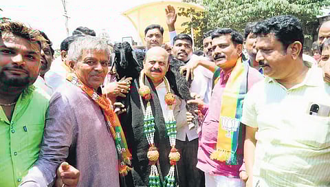 ಶಿರಹಟ್ಟಿಯಲ್ಲಿ ಮೇಕೆ ಕೊಟ್ಟು ಬೊಮ್ಮಾಯಿಗೆ ಸ್ವಾಗತ
