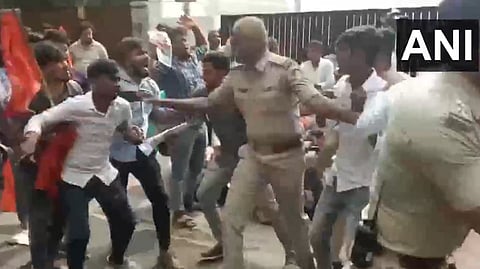 ಎಬಿವಿಪಿ ಕಾರ್ಯಕರ್ತರನ್ನು ವಶಕ್ಕೆ ಪಡೆಯುತ್ತಿರುವ ಪೊಲೀಸರು.
