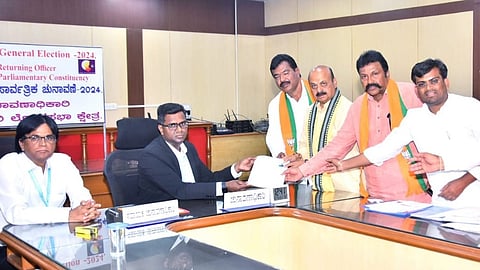 ತಮ್ಮ ಬೆಂಬಲಿಗರೊಂದಿಗೆ ಆಗಮಿಸಿ ನಾಮಪತ್ರ ಸಲ್ಲಿಸಿದ ಮಾಜಿ ಸಿಎಂ ಬಸವರಾಜ ಬೊಮ್ಮಾಯಿ 