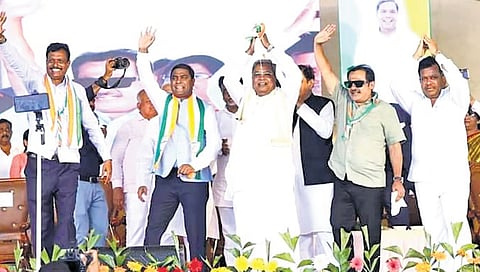 ವಿಜಯನಗರ ಜಿಲ್ಲೆಯ ಕೂಡ್ಲಿಗಿ ಪಟ್ಟಣದಲ್ಲಿ ಸೋಮವಾರ ನಡೆದ ಸಮಾವೇಶದಲ್ಲಿ ಕಾಂಗ್ರೆಸ್‌ನ ಇತರ ನಾಯಕರೊಂದಿಗೆ ಮುಖ್ಯಮಂತ್ರಿ ಸಿದ್ದರಾಮಯ್ಯ.