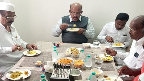 ಆರ್.ಡಿ ಪಾಟೀಲ್ ಜೊತೆಗೆ ಉಮೇಶ್ ಜಾಧವ್ ಭೋಜನದ ಚಿತ್ರ