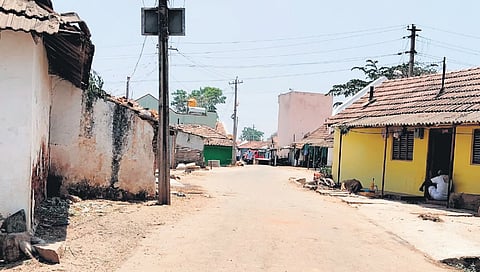 ಚಾಮರಾಜನಗರ ಲೋಕಸಭಾ ಕ್ಷೇತ್ರದ ಗುಂಡ್ಲುಪೇಟೆ ತಾಲೂಕಿನ ಹಸಗುಳಿ ಗ್ರಾಮ ಬುಧವಾರ ಯಾವುದೇ ರಾಜಕೀಯ ಪ್ರಚಾರವಿಲ್ಲದೆ ನಿರ್ಜನವಾಗಿ ಗೋಚರಿಸುತ್ತಿದೆ.