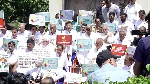 ವಿಧಾನಸೌಧ ಮುಂದೆ ಗಾಂಧಿ ಪ್ರತಿಮೆ ಎದುರು ಕಾಂಗ್ರೆಸ್ ಪ್ರತಿಭಟನೆ 