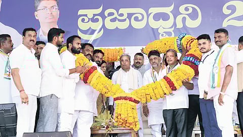 ಭಾನುವಾರ ಬೆಳಗಾವಿಯಲ್ಲಿ ಮುಖ್ಯಮಂತ್ರಿ ಸಿದ್ದರಾಮಯ್ಯ ಹಾಗೂ ಉಪಮುಖ್ಯಮಂತ್ರಿ ಡಿಕೆ ಶಿವಕುಮಾರ್‌ಗೆ ಸ್ಥಳೀಯ ಕಾಂಗ್ರೆಸ್ ಮುಖಂಡರು ಮಾಲಾರ್ಪಣೆ ಮಾಡಿದರು.
