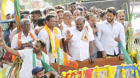ಲೋಕಸಭೆ ಚುನಾವಣೆಯ ಮೊದಲ ಹಂತದ ಬಹಿರಂಗ ಪ್ರಚಾರ ಕೊನೆಯ ದಿನವಾದ ನಿನ್ನೆ ಮಂಡ್ಯದಲ್ಲಿ ಪ್ರಚಾರ ನಡೆಸಿದ ಹೆಚ್ ಡಿ ಕುಮಾರಸ್ವಾಮಿ 