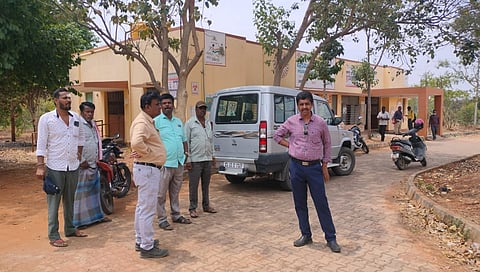 ಲೋಕಾಯುಕ್ತ ಸಬ್ ಇನ್ಸ್ ಪೆಕ್ಟರ್ ಸತೀಶ್ ಮತ್ತಿತರರು