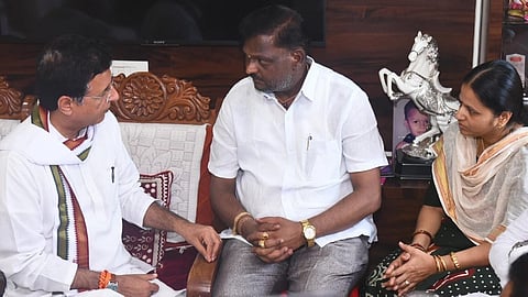 ನೇಹಾ ಪೋಷಕರೊಂದಿಗೆ ಸಾಂತ್ವನ ಹೇಳುತ್ತಿರುವ ಸುರ್ಜೇವಾಲಾ