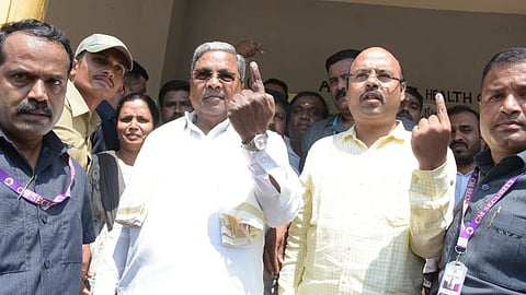 ಚಾಮರಾಜನಗರ ಲೋಕಸಭಾ ಕ್ಷೇತ್ರದ ವ್ಯಾಪ್ತಿಯ ಸಿದ್ದರಾಮನಹುಂಡಿ ಗ್ರಾಮದಲ್ಲಿ ಮುಖ್ಯಮಂತ್ರಿ ಸಿದ್ದರಾಮಯ್ಯ ಹಾಗೂ ಅವರ ಪುತ್ರ ಯತೀಂದ್ರ ಮತ ಚಲಾಯಿಸಿದರು.