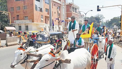 ಸ್ವತಂತ್ರ ಅಭ್ಯರ್ಥಿ ಶಿವಾನಂದ ಮುತ್ತಣ್ಣನವರ್ ಹುಬ್ಬಳ್ಳಿಯಿಂದ ಧಾರವಾಡಕ್ಕೆ ಎತ್ತಿನಗಾಡಿ ರ್ಯಾಲಿ ನಡೆಸಿದರು.