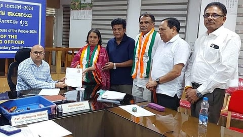 ಗೀತಾ ಶಿವರಾಜ್ ಕುಮಾರ್ ತಮ್ಮ ಪತಿ ನಟ ಶಿವರಾಜ್ ಕುಮಾರ್ ಹಾಗೂ ಕಾಂಗ್ರೆಸ್ ಮುಖಂಡರೊಂದಿಗೆ ಆಗಮಿಸಿ ನಾಮಪತ್ರ ಸಲ್ಲಿಸಿದರು.