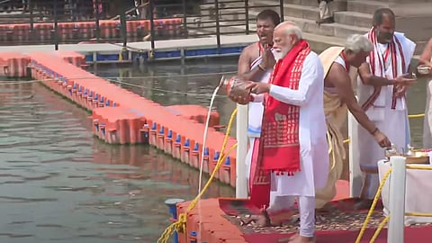 ಪ್ರಧಾನಿ ನರೇಂದ್ರ ಮೋದಿ ಅವರು ಉತ್ತರ ಪ್ರದೇಶದ ವಾರಣಾಸಿಯ ದಶಾಶ್ವಮೇಧ ಘಾಟ್‌ನಲ್ಲಿ 'ಗಂಗಾ ಪೂಜೆ' ನೆರವೇರಿಸಿದರು.