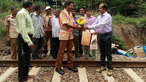 ಟ್ರ್ಯಾಕ್ ನಿರ್ವಹಣಾ ಸಿಬ್ಬಂದಿ ಪ್ರದೀಪ್ ಶೆಟ್ಟಿ ಅವರನ್ನು ಕೆಆರ್ ಅಧಿಕಾರಿಗಳು ಸನ್ಮಾನಿಸಿದರು.