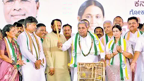 ಮಂಗಳವಾರ ಗೋಕಾಕದಲ್ಲಿ ಬೆಳಗಾವಿ ಲೋಕಸಭಾ ಕಾಂಗ್ರೆಸ್ ಅಭ್ಯರ್ಥಿ ಮೃಣಾಲ್ ಹೆಬ್ಬಾಳ್ಕರ್ ಪರ ನಡೆದ ಸಮಾವೇಶದಲ್ಲಿ ಮುಖ್ಯಮಂತ್ರಿ ಸಿದ್ದರಾಮಯ್ಯ ಭಾಗಿಯಾಗಿರುವುದು.