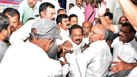 ಬಂಡಾಯ ನಾಯಕರ ಸಭೆಯಲ್ಲಿ ಗದ್ದಲ.