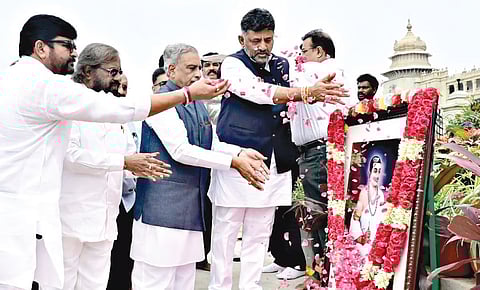 ವಿಧಾನಸೌಧದಲ್ಲಿ ಬಸವ ಜಯಂತಿ ಅಂಗವಾಗಿ ಉಪ ಮುಖ್ಯಮಂತ್ರಿ ಡಿಕೆ ಶಿವಕುಮಾರ್, ವಿಧಾನಪರಿಷತ್ ಸಭಾಪತಿ ಬಸವರಾಜ ಹೊರಟ್ಟಿ, ಅರಣ್ಯ ಸಚಿವ ಈಶ್ವರ ಖಂಡ್ರೆ, ಶಾಸಕ ವಿನಯ್ ಕುಲಕರ್ಣಿ ಅವರೊಂದಿಗೆ ಬಸವೇಶ್ವರ ದೇವರಿಗೆ ಪುಷ್ಪ ನಮನ ಸಲ್ಲಿಸಿದರು.