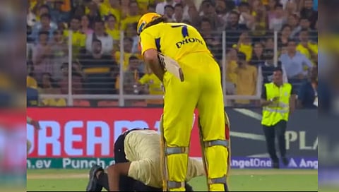 ಗುಜರಾತ್ ವಿರುದ್ಧದ ಪಂದ್ಯದ ವೇಳೆ ಎಂಸ್ ಧೋನಿಯನ್ನು ಭೇಟಿ ಮಾಡಿದ ಅಭಿಮಾನಿ