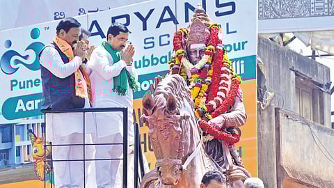 ಹುಬ್ಬಳ್ಳಿಯಲ್ಲಿ ಬಸವ ಜಯಂತಿ ಅಂಗವಾಗಿ ಕೇಂದ್ರ ಸಚಿವ ಪ್ರಹ್ಲಾದ ಜೋಶಿ ಬಸವೇಶ್ವರ ದೇವರಿಗೆ ಪೂಜೆ ಸಲ್ಲಿಸಿದರು.