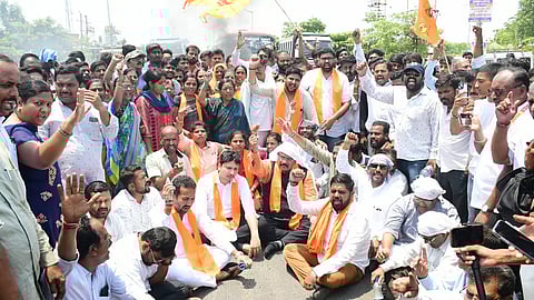ಉಮೇಶ ಜಾಧವ್ ಅವರು ಕೊಟ್ನೂರು ಮಠದ ಬಳಿ ಬುಧವಾರ ಪ್ರತಿಭಟನೆ ನಡೆಸಿದರು.