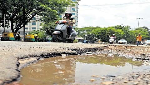 ರೇಸ್ ಕೋರ್ಸ್ ರಸ್ತೆಯಲ್ಲಿರುವ ಗುಂಡಿ